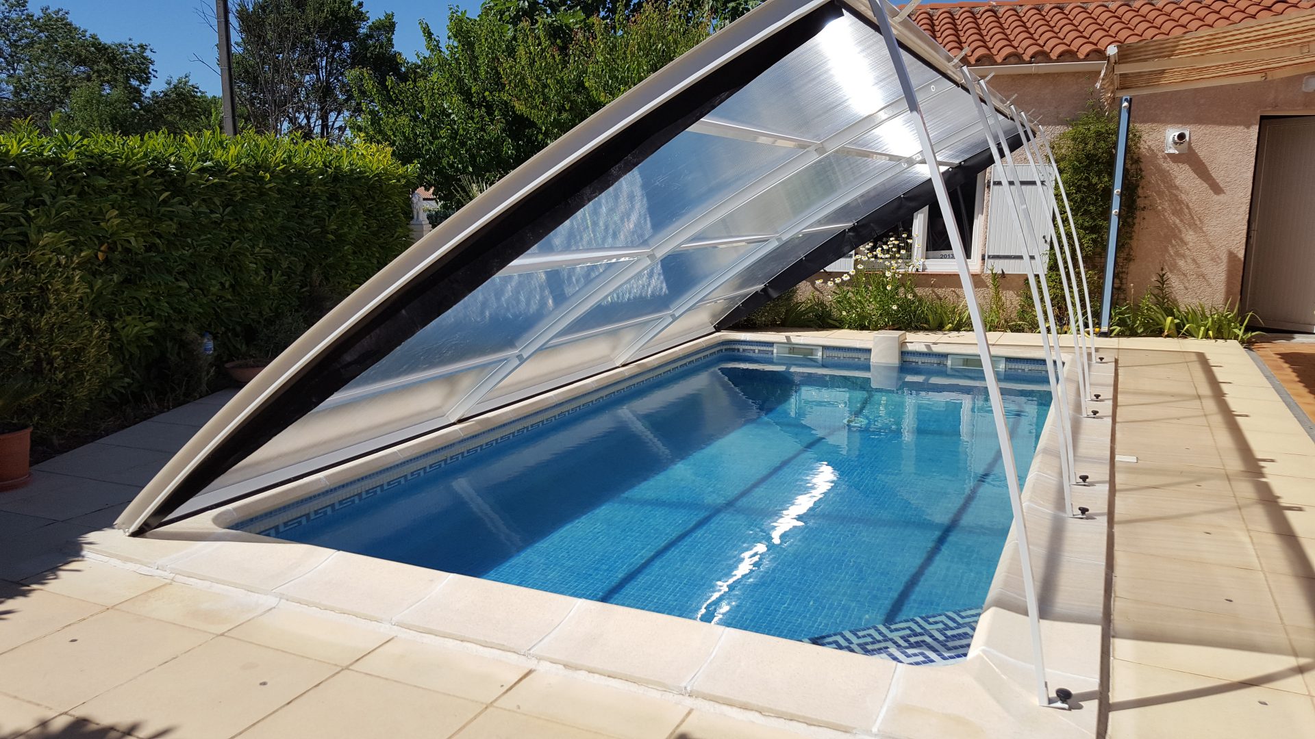 abri piscine plat relevable